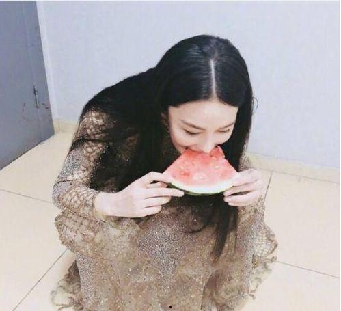 娱乐吃瓜酱清洗白衣服,娱乐吃瓜酱教你一招